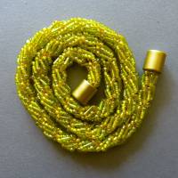 Halskette, Häkelkette gelbgoldig grün, Länge 52 cm, Perlenkette aus Glasperlen gehäkelt, Rocailles, Häkelschmuck Bild 3