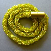 Halskette, Häkelkette gelbgoldig grün, Länge 52 cm, Perlenkette aus Glasperlen gehäkelt, Rocailles, Häkelschmuck Bild 4