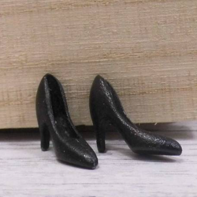 Miniatur Damenschuhe Pumps in schwarz zur Dekoration oder zum Basteln für das Puppenhaus