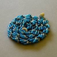 Halskette, Häkelkette in Blau- und Türkistönen, 50 cm, Perlenkette aus Glasperlen gehäkelt, Rocailles, Häkelschmuck Bild 2