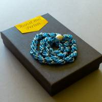 Halskette, Häkelkette in Blau- und Türkistönen, 50 cm, Perlenkette aus Glasperlen gehäkelt, Rocailles, Häkelschmuck Bild 3