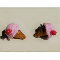 Eis Erdbeer Ohrstecker Ohrringe handmodelliert  aus Fimo  witziger Ohrschmuck aus Polymer Clay Bild 2