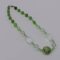 Glasperlenkette gefädelt aus verschiedenen Glasperlen mit Mittelperle, hellgrün und transparent, 52 cm Bild 1