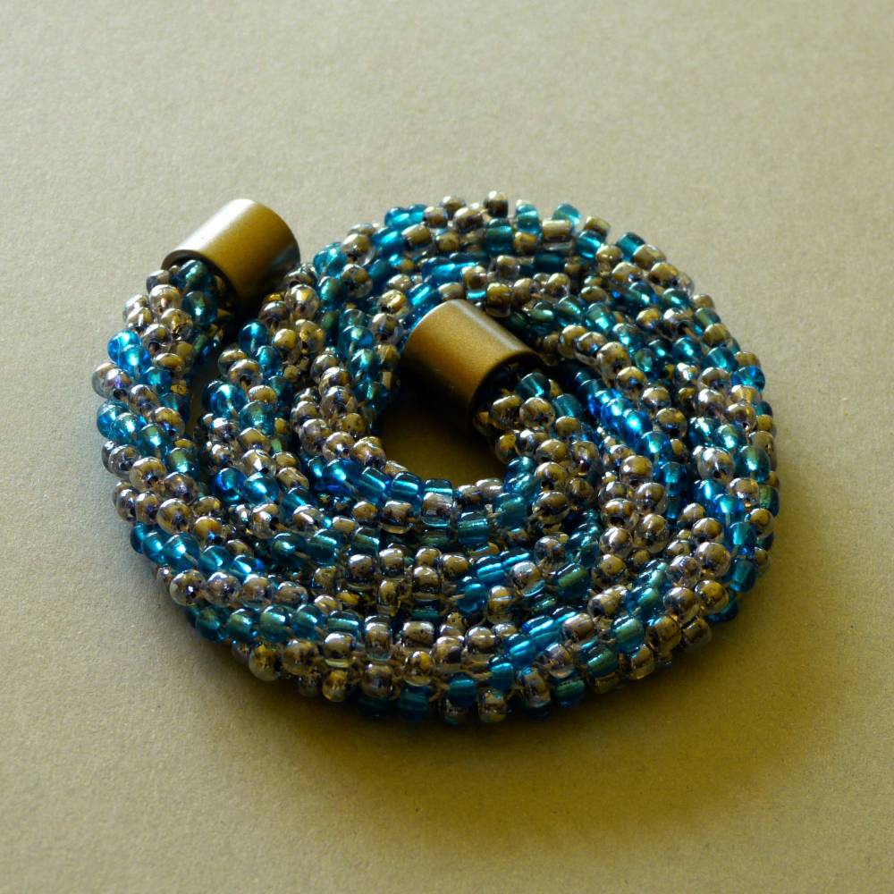 Halskette, Häkelkette in türkisblau und silber, 53 cm,  Perlenkette aus Glasperlen gehäkelt, Rocailles, Häkelschmuck Bild 1