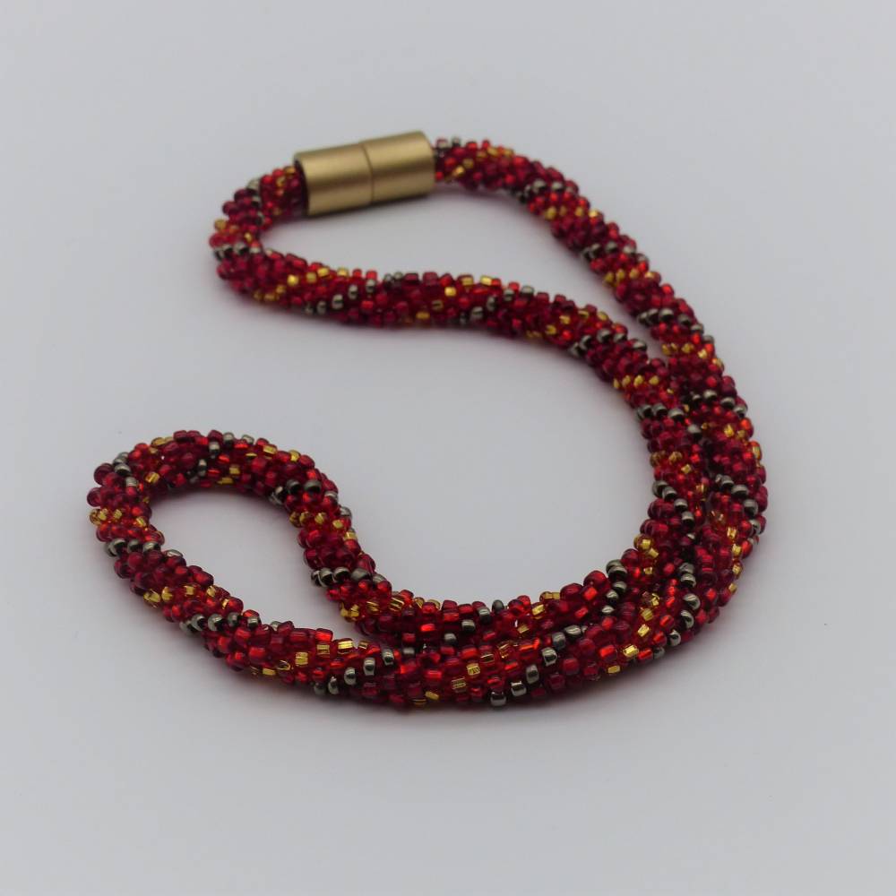 Glasperlenkette gehäkelt, rot mit anthrazit und gold, 52 cm, Häkelkette, Halskette aus Glasperlen Rocailles, Perlenkette Bild 1