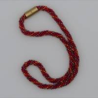 Glasperlenkette gehäkelt, rot mit anthrazit und gold, 52 cm, Häkelkette, Halskette aus Glasperlen Rocailles, Perlenkette Bild 2