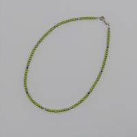 Collier, hellgrün und silber, zarte Perlenkette 4mm, Halskette gefädelt aus kleinen Perlen, 45 cm Bild 1