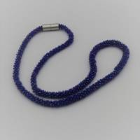 Häkelkette dunkelblau irisierend, Länge 60 cm, Halskette aus Perlen gehäkelt, Perlenkette, Glasperlen, Schmuck Bild 1