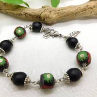 Armband aus afrikanischen Krobo Recyclingglas Perlen - schwarz,grün,rot,silber - 21 cm verlängerbar Bild 1