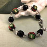 Armband aus afrikanischen Krobo Recyclingglas Perlen - schwarz,grün,rot,silber - 21 cm verlängerbar Bild 3
