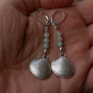 Maritimer Schmuck - Damen-Ohrringe mit Aquamarin-Perlen und silberfarbener Muschel Bild 4