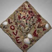Muschelbild LOVE Collage Geschenk zu Valentinstag Muttertag Herz Herzbild Handarbeit Unikat Badezimmerbild Bild 1