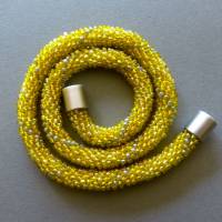 Glasperlenkette Spirale, gehäkelt, gelb weiß grau, 43 cm, Häkelkette, Halskette aus Rocailles gehäkelt, Perlenkette Bild 3