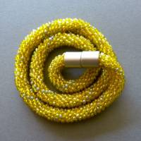 Glasperlenkette Spirale, gehäkelt, gelb weiß grau, 43 cm, Häkelkette, Halskette aus Rocailles gehäkelt, Perlenkette Bild 4