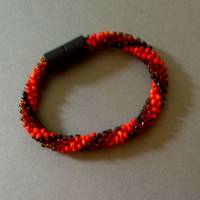Armband, Häkelarmband rote Versuchung, Länge 18 cm, Armband aus Perlen gehäkelt, Glasperlen, Magnetverschluß Bild 1