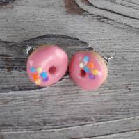 Ohrstecker Donut rosa mit bunten Streuseln Ohrringe handmodelliert aus Fimo witziger Ohrschmuck aus Polymer Clay Bild 1