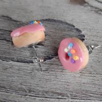 Ohrstecker Donut rosa mit bunten Streuseln Ohrringe handmodelliert aus Fimo witziger Ohrschmuck aus Polymer Clay Bild 2
