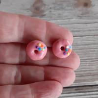 Ohrstecker Donut rosa mit bunten Streuseln Ohrringe handmodelliert aus Fimo witziger Ohrschmuck aus Polymer Clay Bild 3