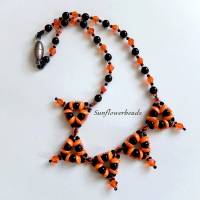 Halskette aus Glasperlen mit dreieckigen Elementen, orange und schwarz Bild 1