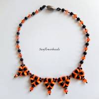 Halskette aus Glasperlen mit dreieckigen Elementen, orange und schwarz Bild 2