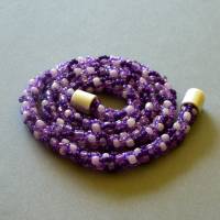 Halskette, Häkelkette in Violett- und Rosatönen, 58 cm, Perlenkette aus Glasperlen gehäkelt, Rocailles, Häkelschmuck Bild 1