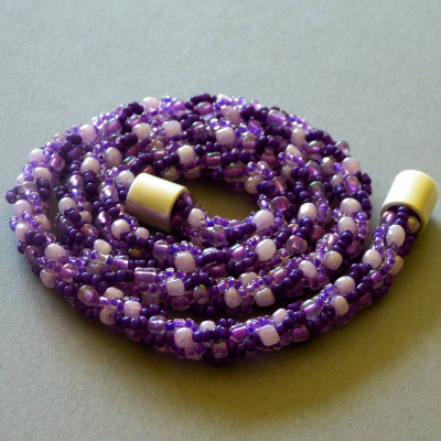 Halskette, Häkelkette in Violett- und Rosatönen, 58 cm, Perlenkette aus Glasperlen gehäkelt, Rocailles, Häkelschmuck