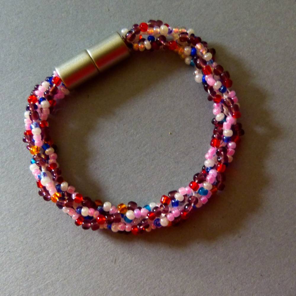 Armband, Häkelarmband Rosatöne mit blau, rot und orange, Länge 18 cm, aus Perlen gehäkelt, Glasperlen, Magnetverschluss Bild 1