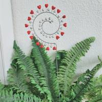 Spiral Blumenstecker Pflanzenstecker Sonnenfänger mit roten Herzen Bild 1