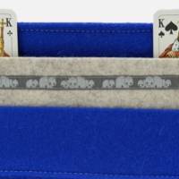 Spielkartenhalter aus Wollfilz in königsblau und grau mit Webband Nilpferd Bild 2