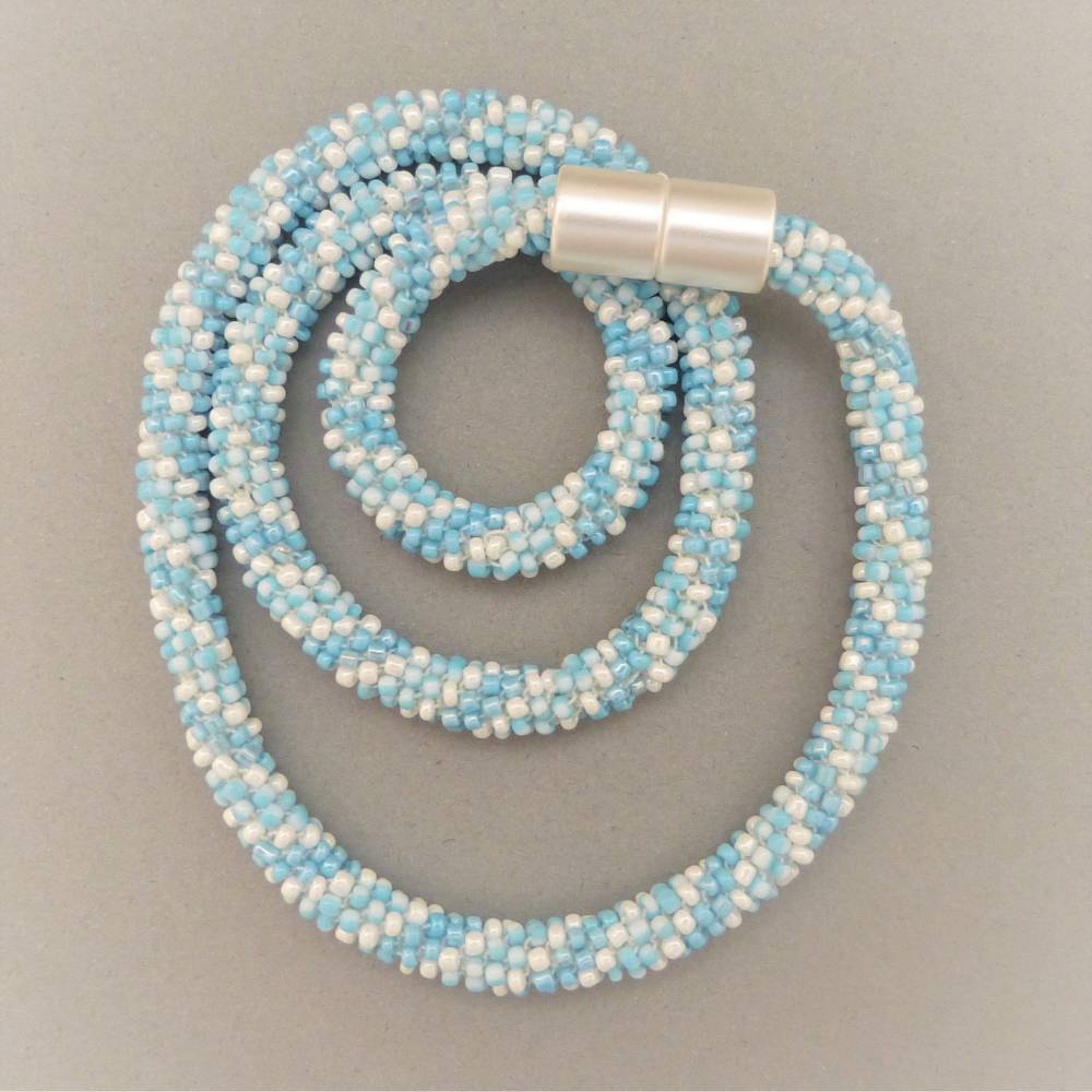Häkelkette hellblau und weiß, Länge 55 cm, elegante Halskette aus kleinen Perlen gehäkelt, Perlenkette, Magnetverschluss Bild 1