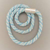 Häkelkette Spirale,hellblau und weiß, Länge 55 cm, elegante Halskette, Rocailles gehäkelt, Perlenkette, Magnetverschluss Bild 1