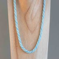 Häkelkette Spirale,hellblau und weiß, Länge 55 cm, elegante Halskette, Rocailles gehäkelt, Perlenkette, Magnetverschluss Bild 2