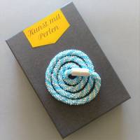 Häkelkette Spirale,hellblau und weiß, Länge 55 cm, elegante Halskette, Rocailles gehäkelt, Perlenkette, Magnetverschluss Bild 3