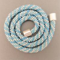 Häkelkette Spirale,hellblau und weiß, Länge 55 cm, elegante Halskette, Rocailles gehäkelt, Perlenkette, Magnetverschluss Bild 4
