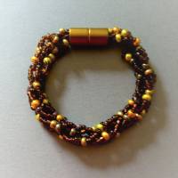 Armband, Häkelarmband braun mit Goldtönen, 19,5 cm, aus Perlen gehäkelt, Rocailles, Magnetverschluß Bild 1