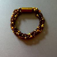 Armband, Häkelarmband braun mit Goldtönen, 19,5 cm, aus Perlen gehäkelt, Rocailles, Magnetverschluß Bild 2