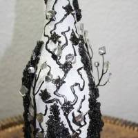 Dekoflasche BLACK & WHITE Upcycling Geschenk zu Weihnachten Muttertag Valentinstag Jubiläum künstlerische Wohndeko Bild 2