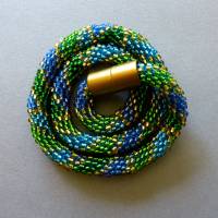 Halskette Spirale, Häkelkette blau türkis grün gold, 48 cm, Perlenkette, Glasperlen gehäkelt, Rocailles, Häkelschmuck Bild 1