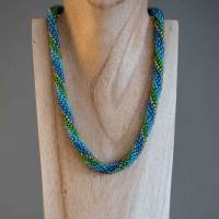 Halskette Spirale, Häkelkette blau türkis grün gold, 48 cm, Perlenkette, Glasperlen gehäkelt, Rocailles, Häkelschmuck Bild 2