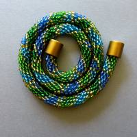 Halskette Spirale, Häkelkette blau türkis grün gold, 48 cm, Perlenkette, Glasperlen gehäkelt, Rocailles, Häkelschmuck Bild 3