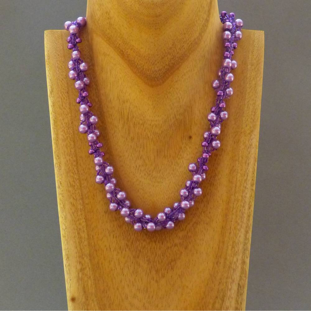 Halskette, Häkelkette lila violett, Länge 40 cm, Perlenkette aus Glasperlenmix gehäkelt, Rocailles, Häkelschmuck Bild 1