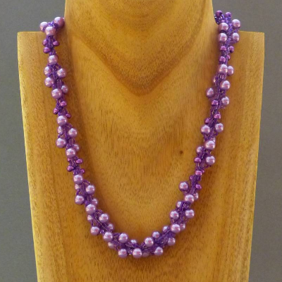  Halskette, Häkelkette lila violett, Länge 40 cm, Perlenkette aus Glasperlenmix gehäkelt, Rocailles, Häkelschmuck