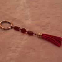 Schlüsselanhänger aus dunkleroten Glasperlen mit pinker Quaste Bild 2