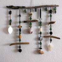 Fensterdeko, Wanddeko, Windspiel, Hängedeko mit Perlen und Treibholz - grün, natur Bild 2