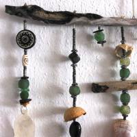 Fensterdeko, Wanddeko, Windspiel, Hängedeko mit Perlen und Treibholz - grün, natur Bild 4