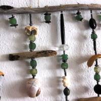 Fensterdeko, Wanddeko, Windspiel, Hängedeko mit Perlen und Treibholz - grün, natur Bild 6