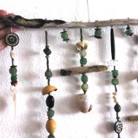 Fensterdeko, Wanddeko, Windspiel, Hängedeko mit Perlen und Treibholz - grün, natur Bild 7