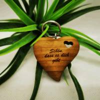 Herz-Schlüsselanhänger aus Holz mit Lasergravur, verschiedene Motive mit Text oder Grafik, personalisierbar Bild 1