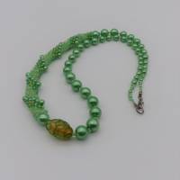 Perlenkette gehäkelt und  gefädelt Glasperlen und Wachsperlen, grün und transparent, 75 cm, lange Halskette aus Perlen Bild 1