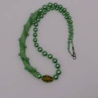 Perlenkette gehäkelt und  gefädelt Glasperlen und Wachsperlen, grün und transparent, 75 cm, lange Halskette aus Perlen Bild 2